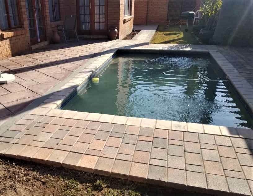 Eldoraigne Residential Swimming Pool Paving Using Cottage Pavers