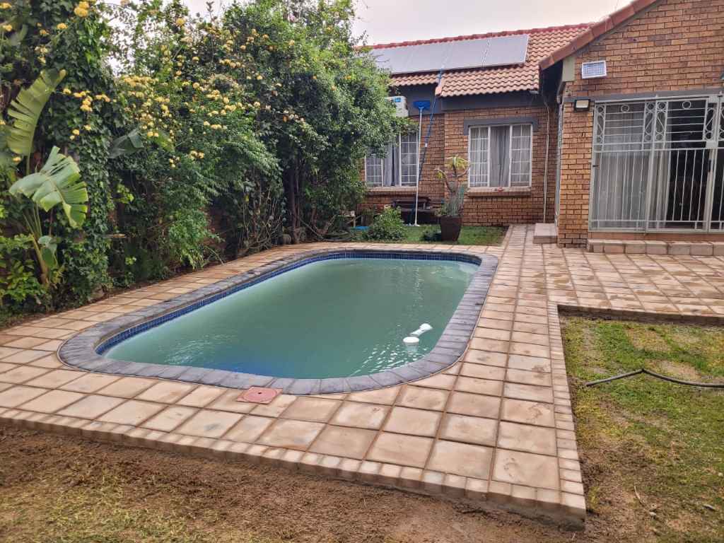 Equestria Residential Swimming Pool And Courtyard Paved - Pretoria Paving