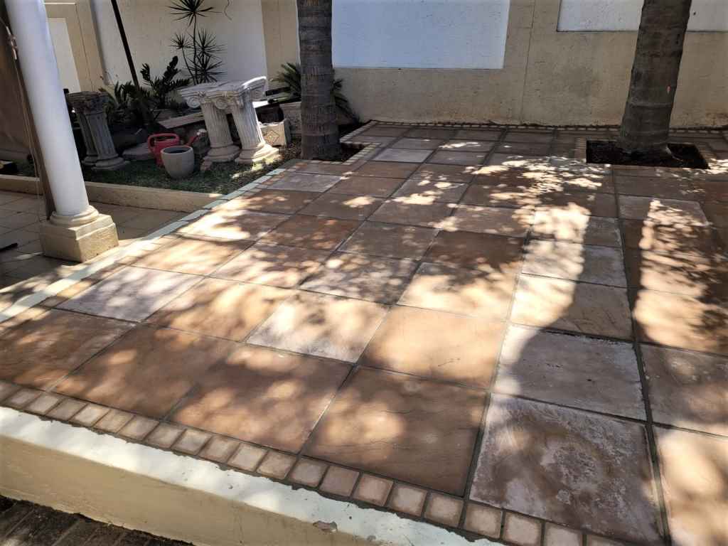 Patio & Entertainment Area Paving | Pretoria Paving 4 Large-format square paving on a raised terrace at a home in Sterrewag, Pretoria East
